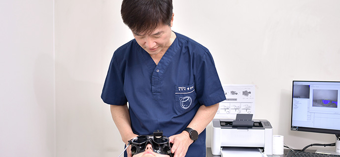 환자의 증상을 세심하게 살피는 이비인후과 진료